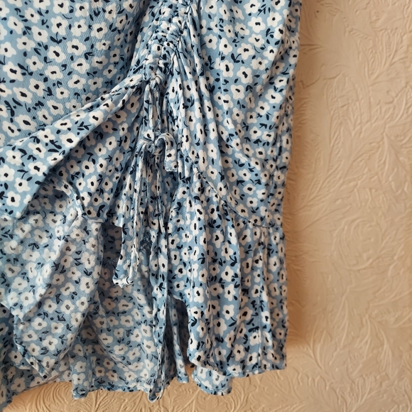 H&M blue floral mini ruffle skirt w/ ruched side Sz 12 - Picture 2 of 7